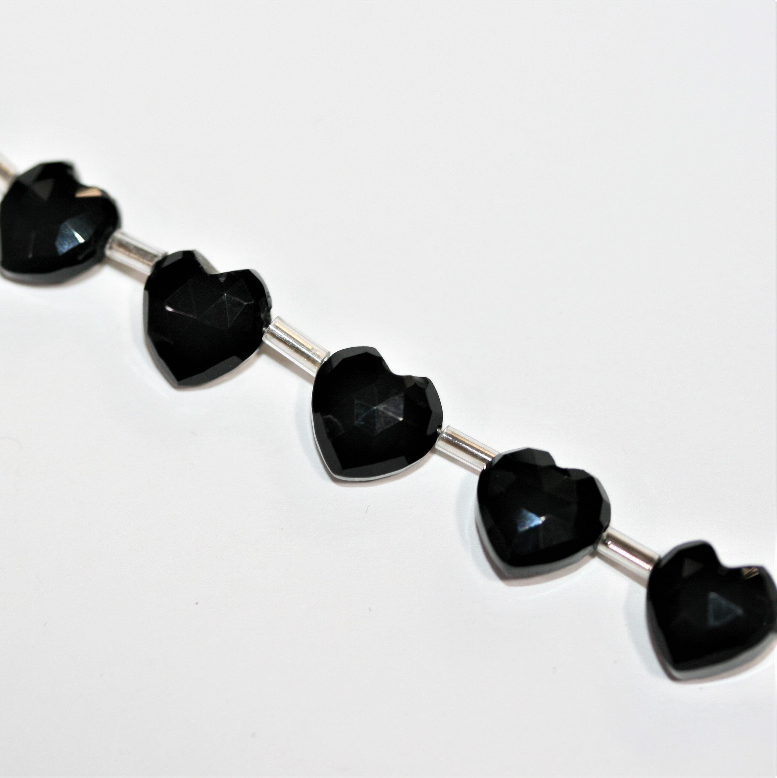 Cuentas de corazón facetadas de ónix santo de 5", 9-10 mm, hilo de 14 cm.