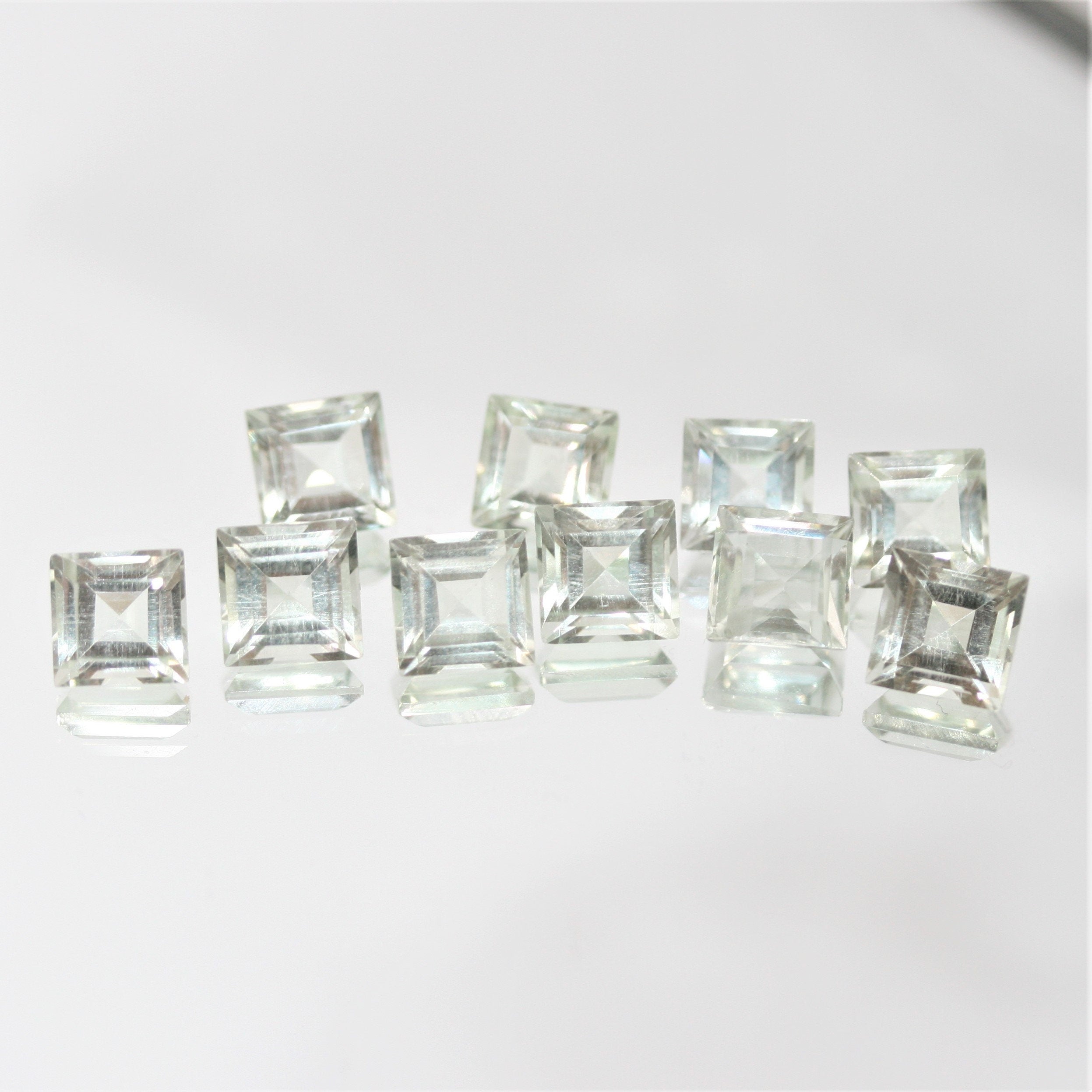 Lot de 10 pierres carrées à facettes de prasiolite de 6 mm.