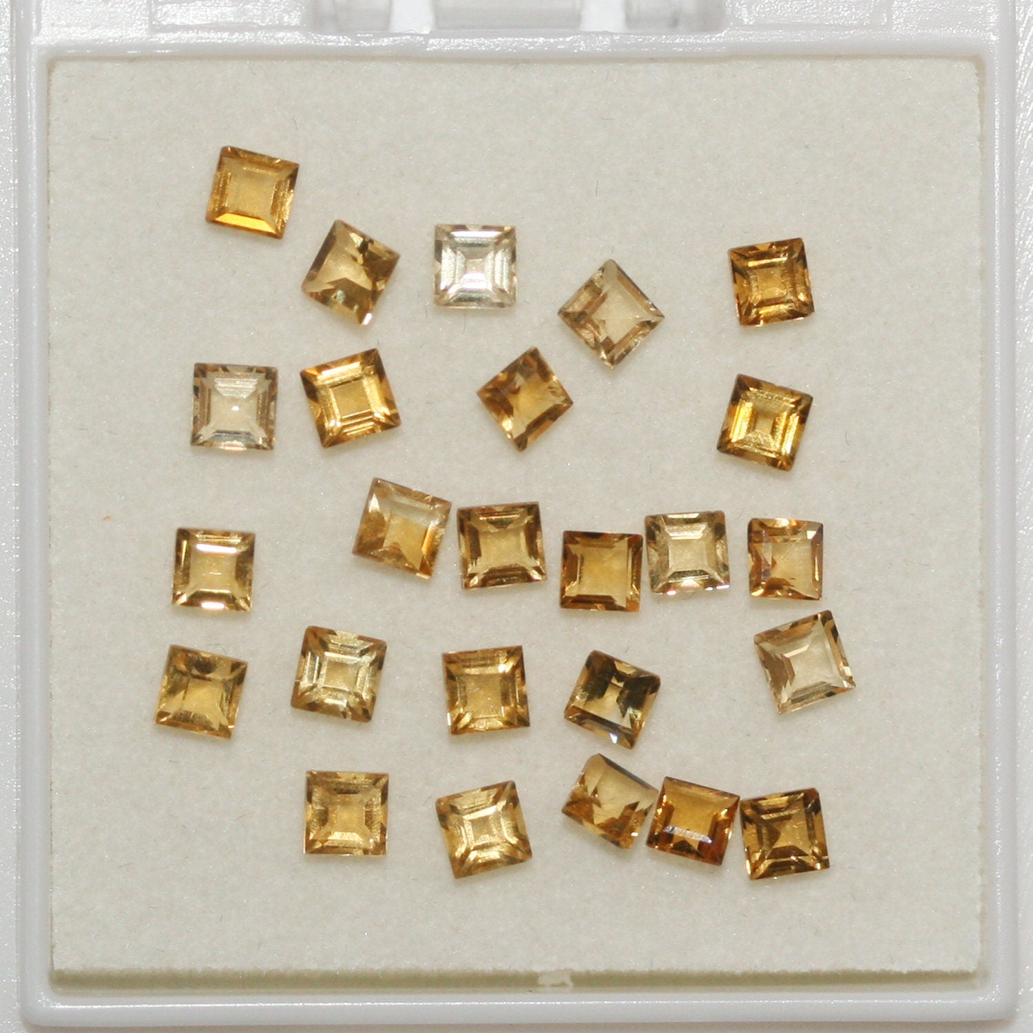 Lote de 25 piezas de citrino cuadrado facetado de 3 mm (25 piezas)
