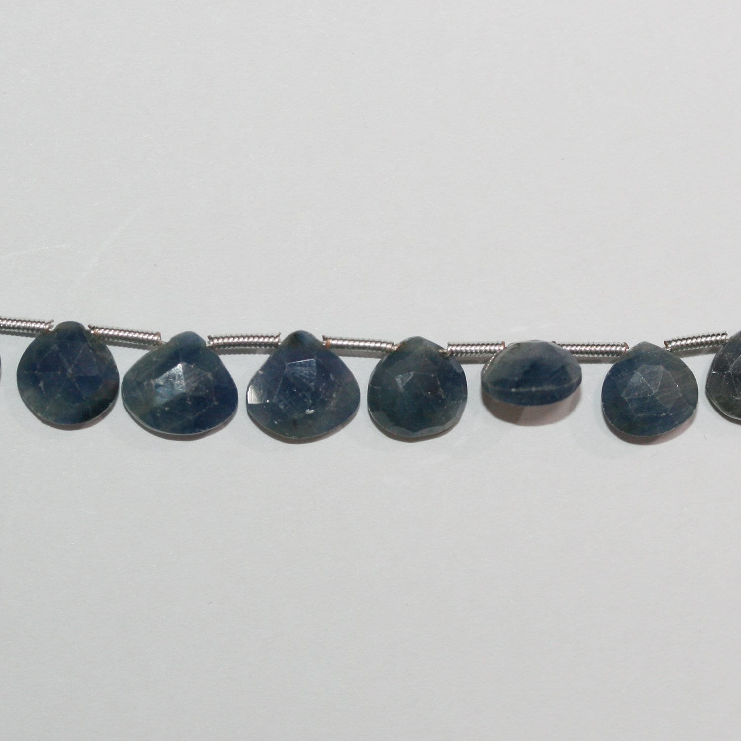 Perles en saphir facetté en forme de goutte de 8 pouces (8-9 mm). - Fil de 20 mm.