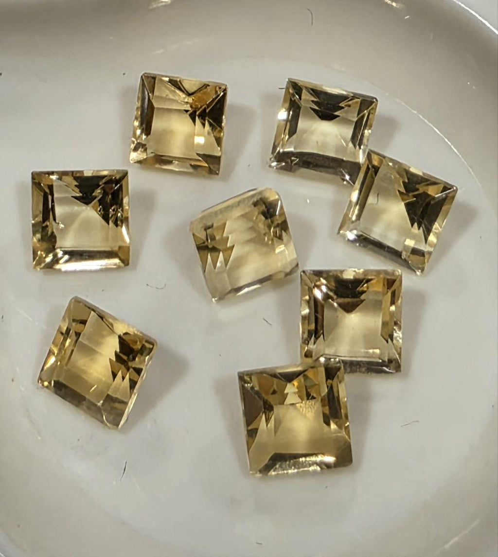 Lote de 8 citrinos facetados cuadrados de 5 mm. Piedras preciosas naturales.