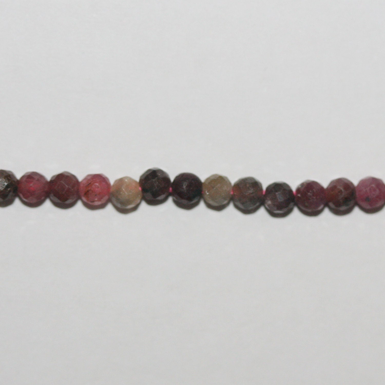 15" St Perles rondes à facettes en saphir multicolore 2,5-3 mm.- Brin 39 cm.