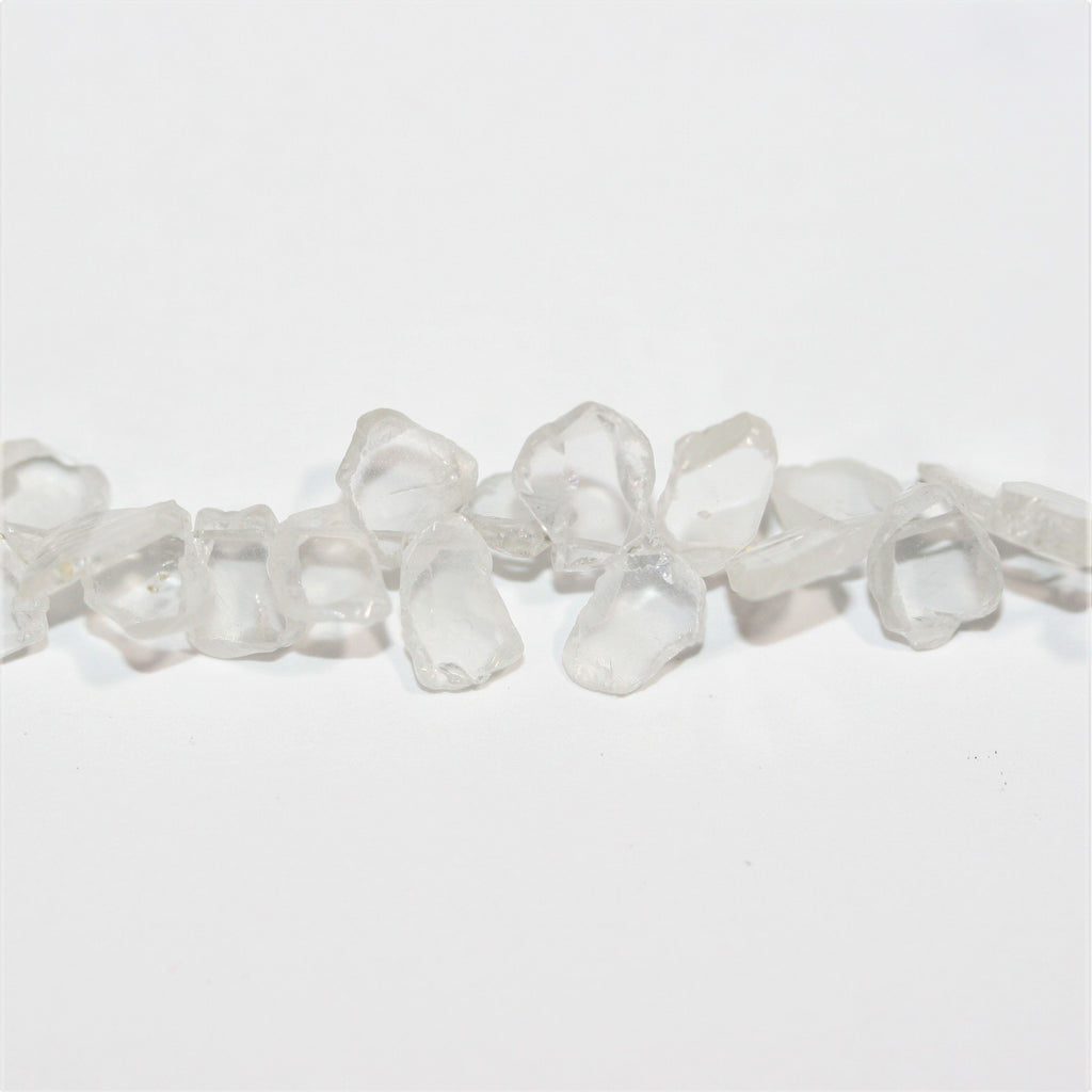 Perles plates irrégulières en zircon transparent de 8 pouces (environ 20 cm), de 6 à 7 mm de diamètre. Longueur du fil : environ 20 cm.