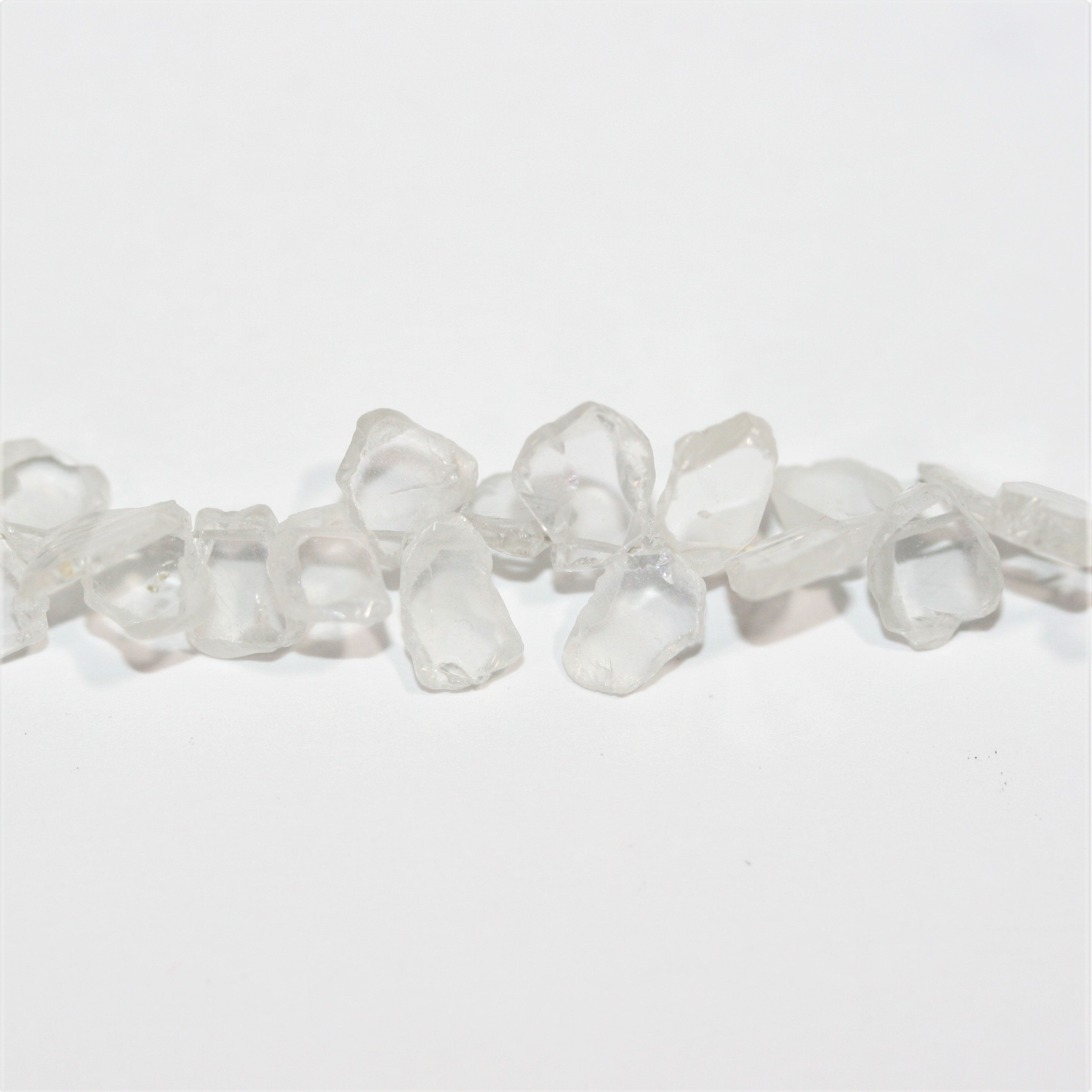 Perles plates irrégulières en zircon transparent de 8 pouces (environ 20 cm), de 6 à 7 mm de diamètre. Longueur du fil : environ 20 cm.