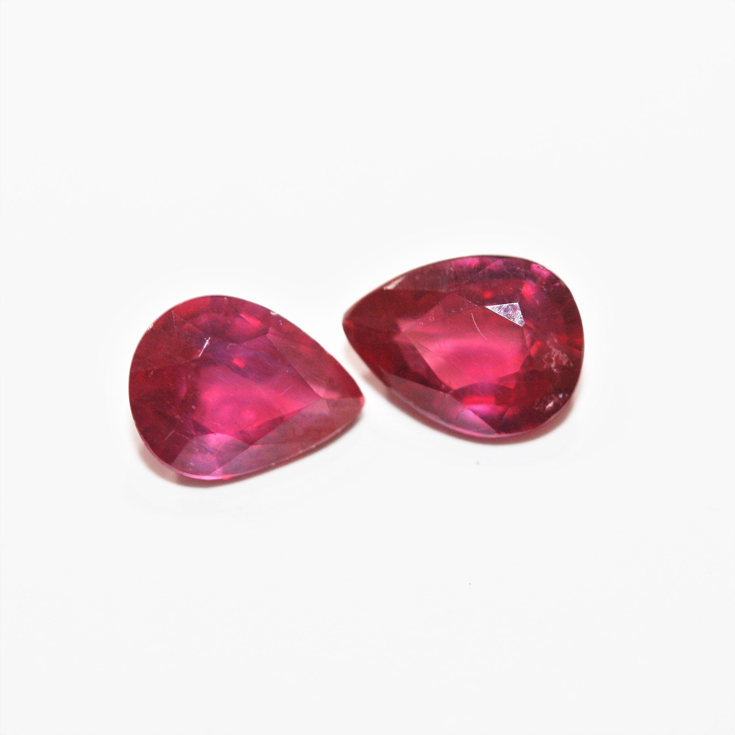 Lot de 2 gouttes rubis à facettes 6x8 mm - Traitement verre