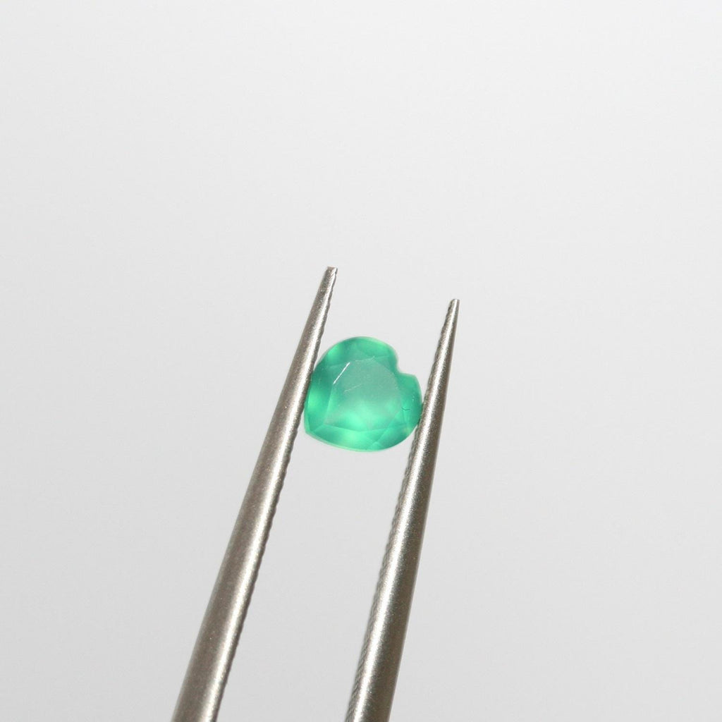 Lot de 20 pierres précieuses en onix vert facettées en forme de cœur, 5 mm. - Pierres précieuses de qualité supérieure, vente en gros.