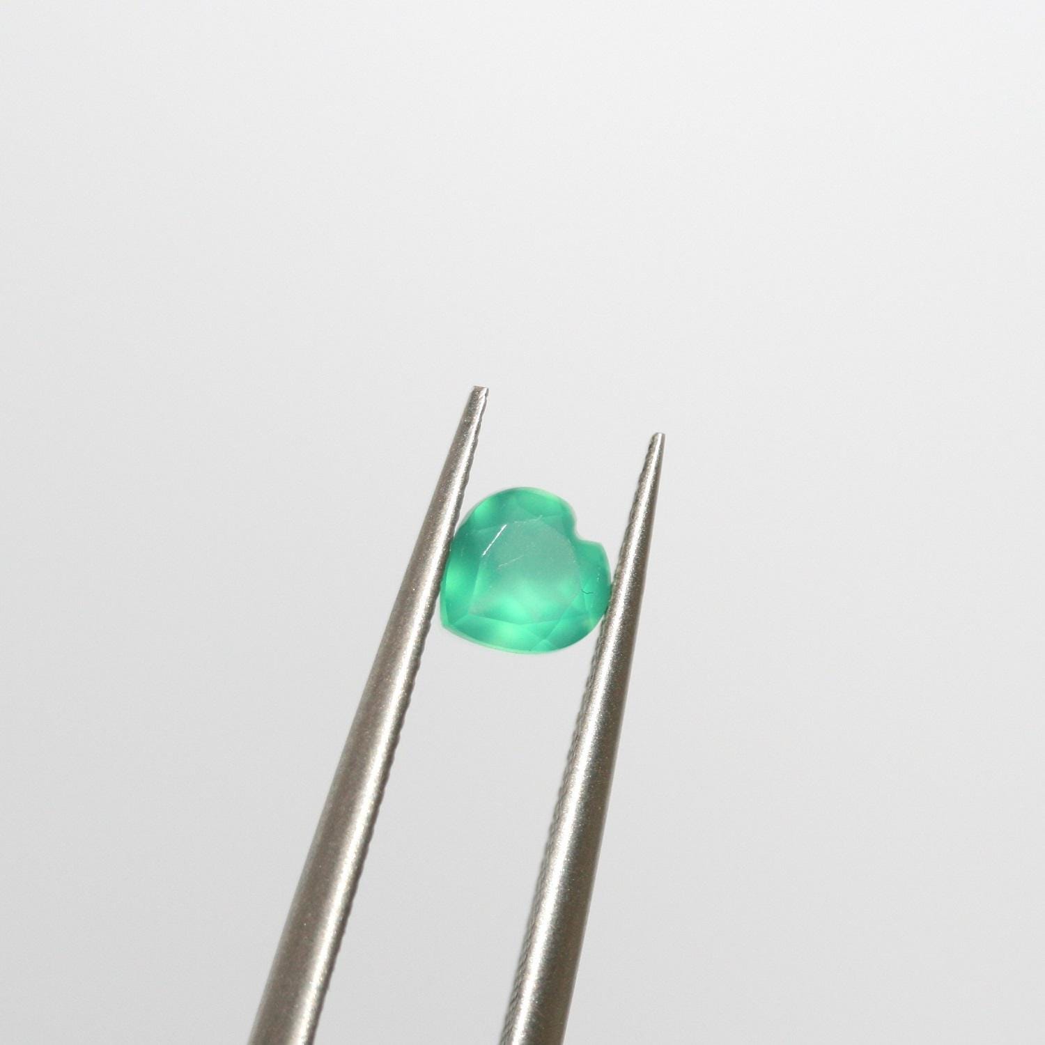 Lot de 20 pierres précieuses en onix vert facettées en forme de cœur, 5 mm. - Pierres précieuses de qualité supérieure, vente en gros.