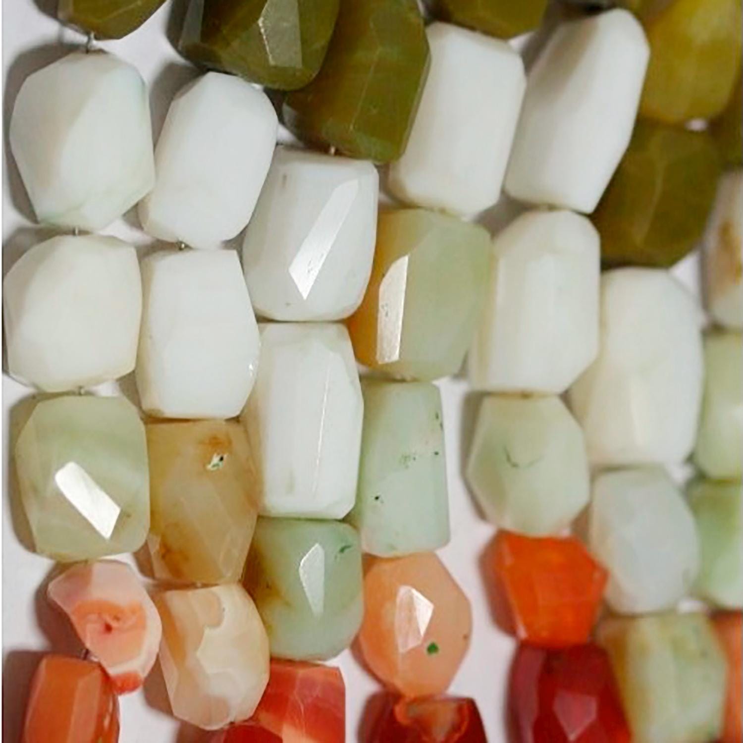 Cuentas de ópalo facetadas surtidas de 8" (11 x 7 mm). Hilo de 20 cm aprox.