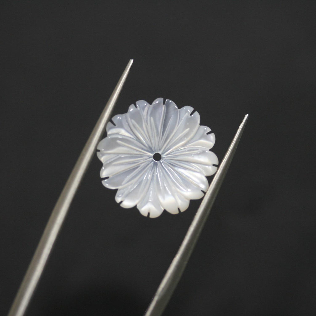 Colgante de nácar flor tallada 15mm.-(2 pares).-Ref.14834