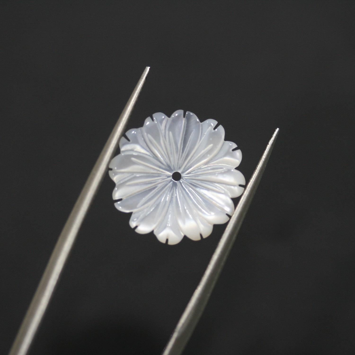 Pendentif en nacre sculptée en forme de fleur, 15 mm (2 paires). Réf. 14834