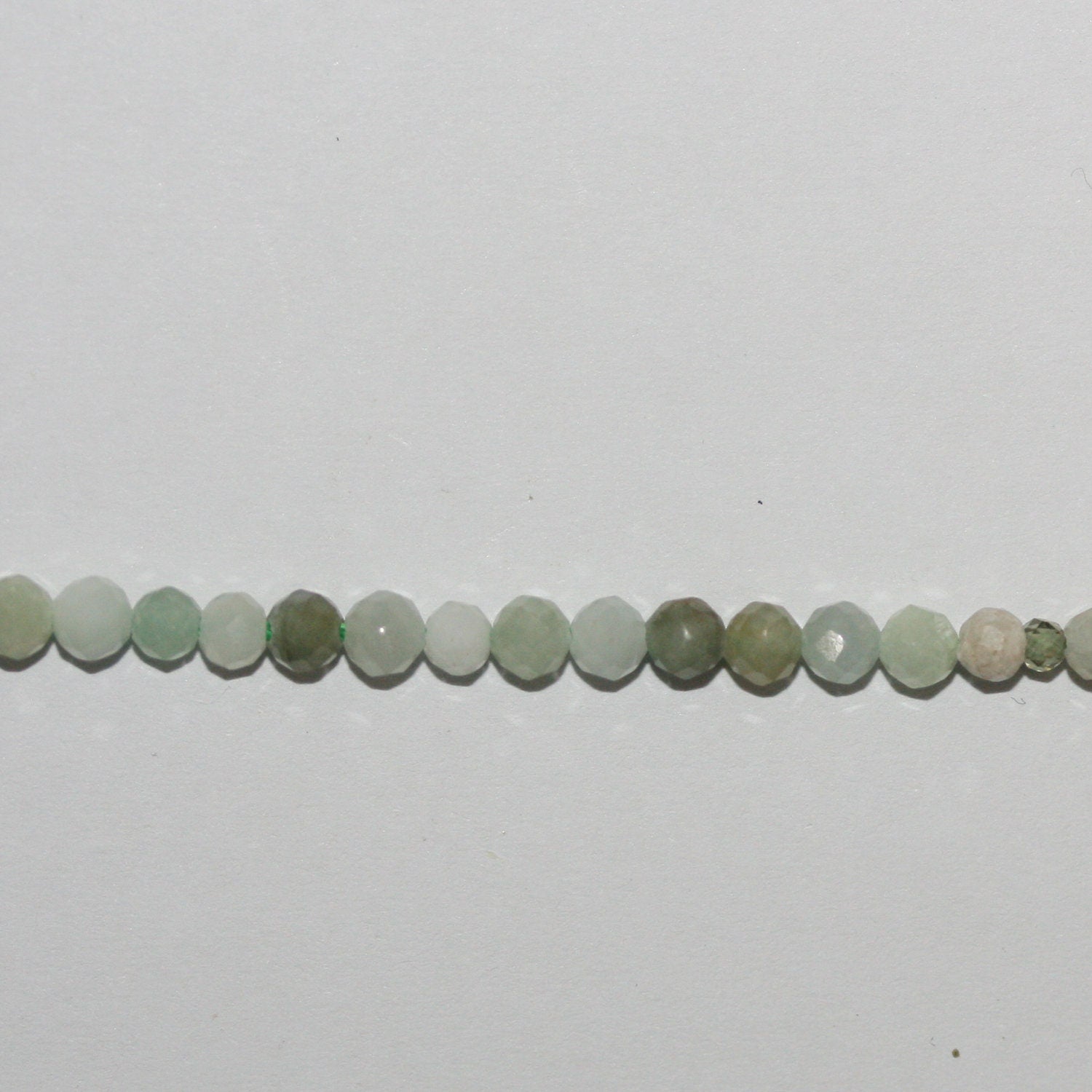 Perles rondes à facettes en jade de Sainte-Birmanie de 15 pouces, 3 mm - Brin de 39 cm.