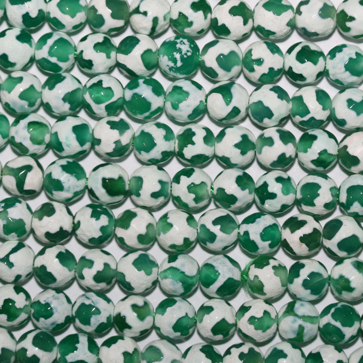 13" St Green-White Agate Faceted Round Beads 6mm.-Strand 37cm