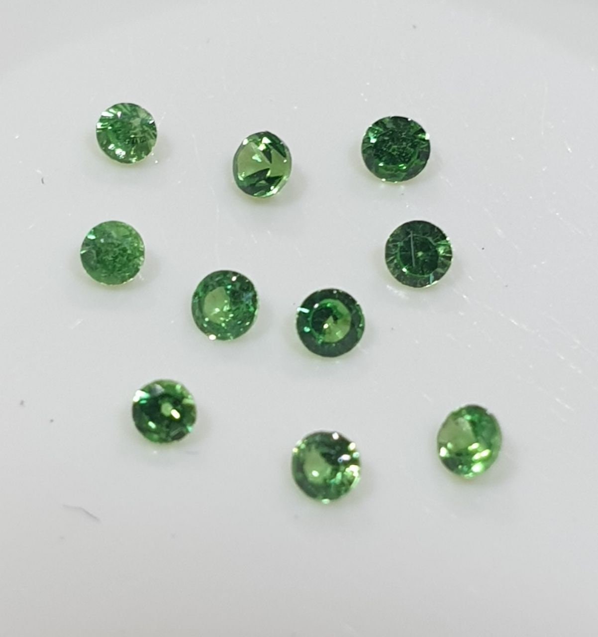 Lote de 10 piedras preciosas de granate tsavorita facetadas redondas de 1,7 mm. Precio al por mayor.