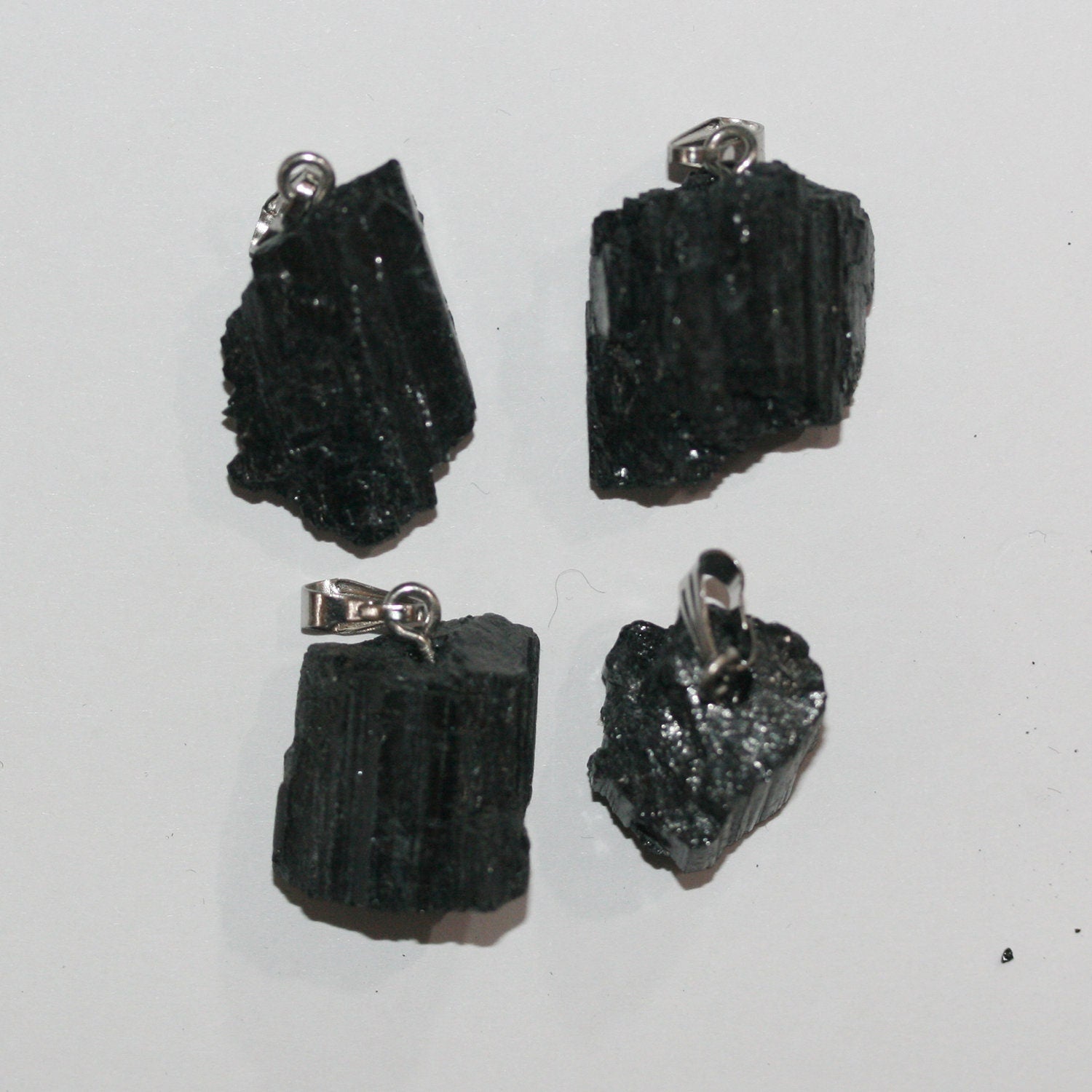 Pendentif en pépite de tourmaline noire non polie, environ 13-18 mm (1 pièce).