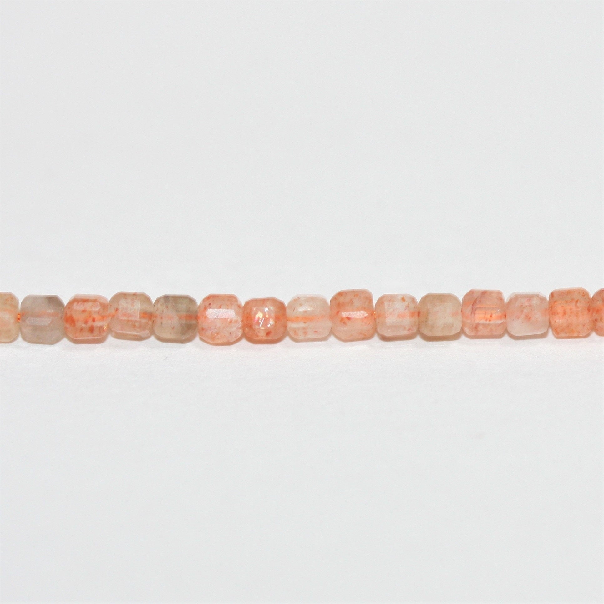 Cuentas de cubo facetadas de piedra solar de 16" de St., 2 mm, hilo de 39 cm.