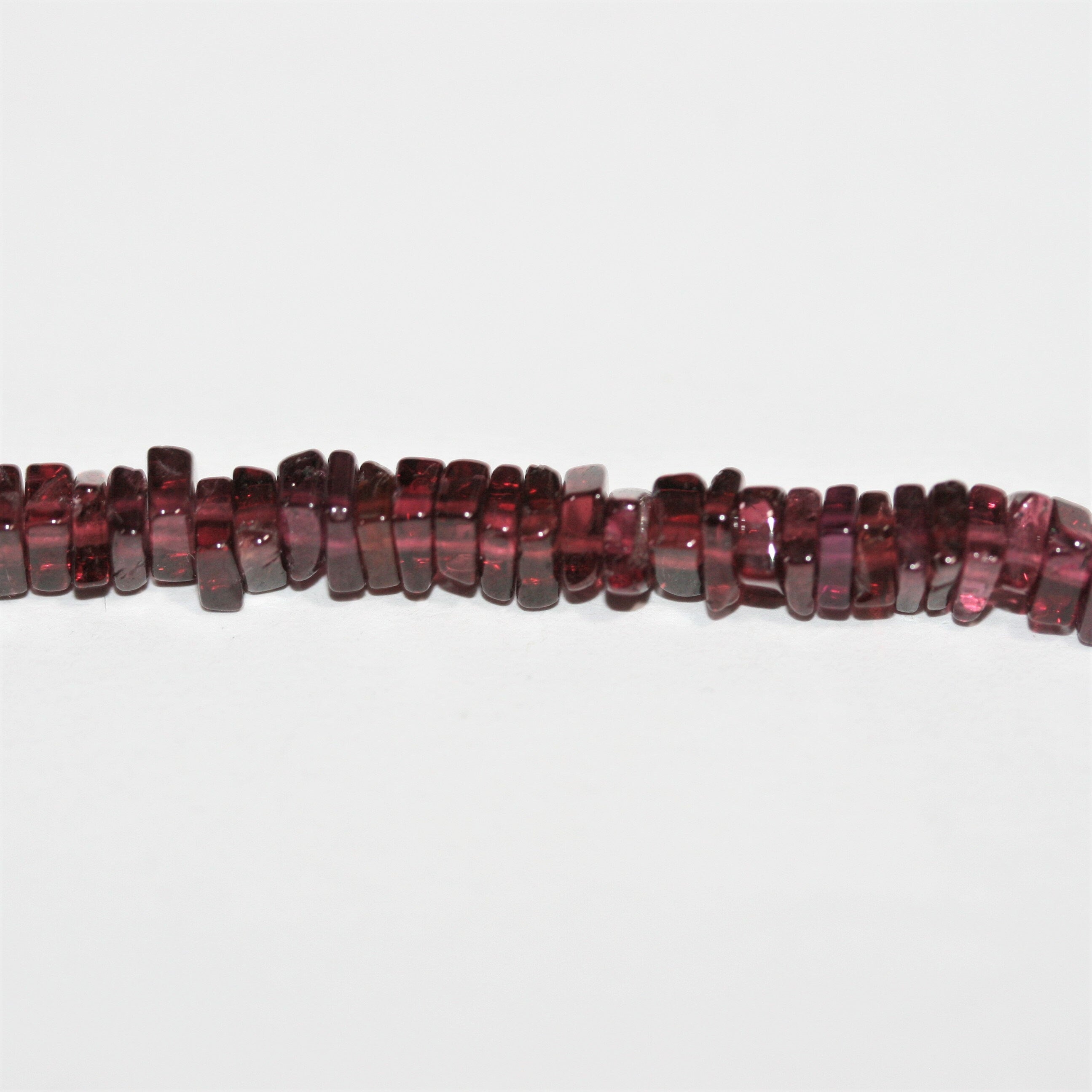 16" Cuentas cuadradas planas lisas de granate 4x1 mm. - Hilo 42 cm.
