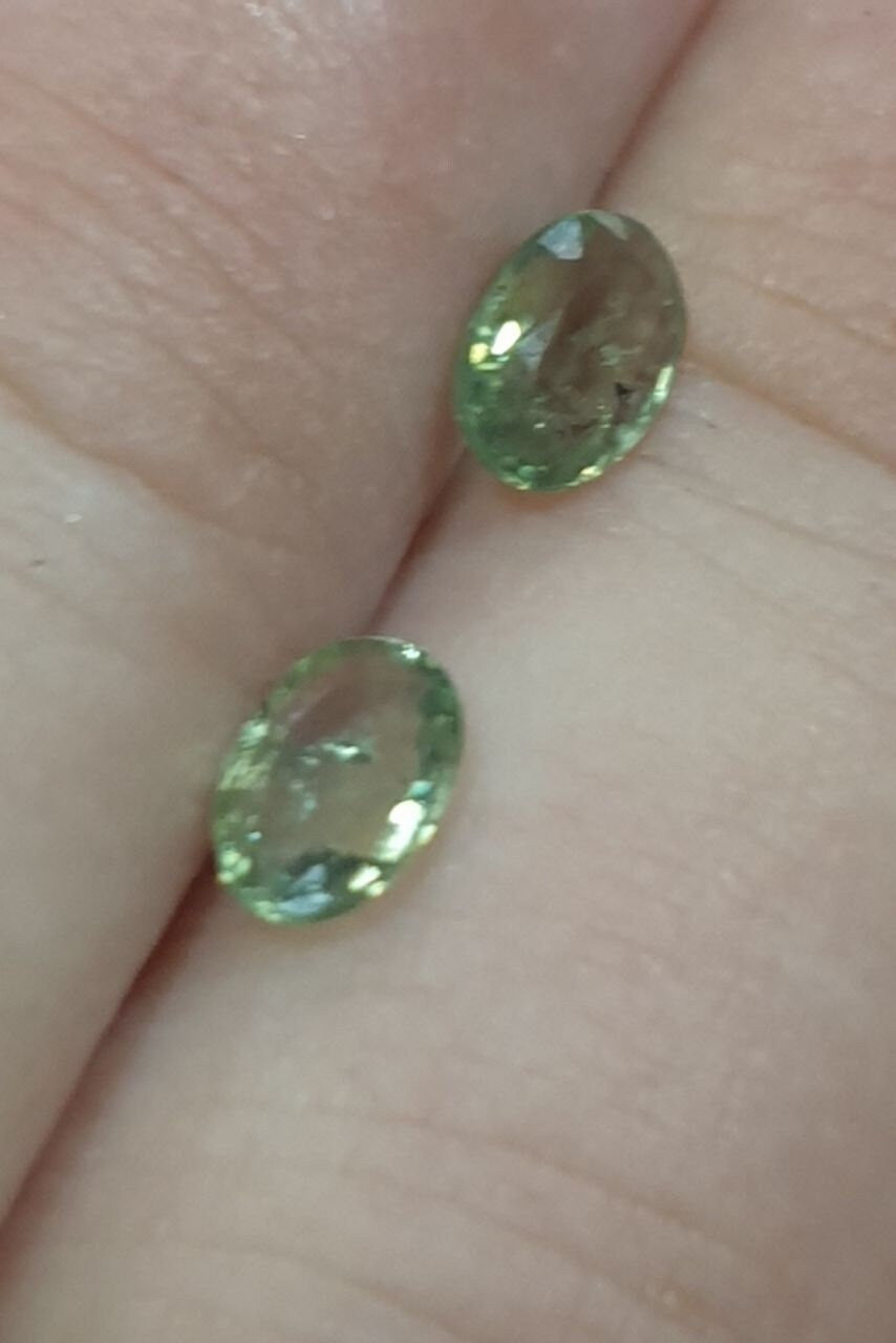 1 Pair Green Sapphire Lot Faceted Oval 6x4mm. Natural Saphire .(Natural Sapphire)