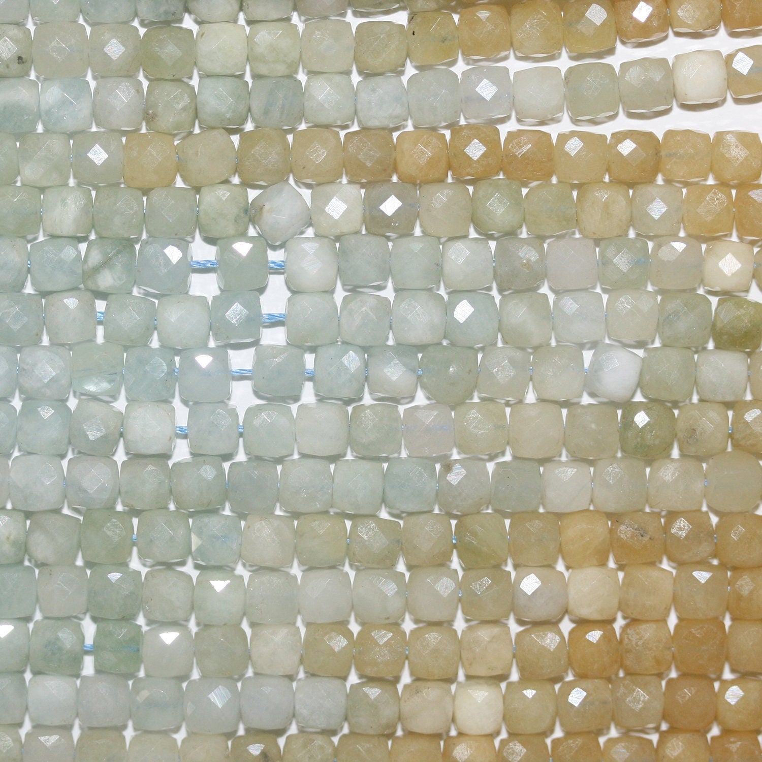 Cuentas de cubo facetadas de aguamarina Santa de 16" de 4-5 mm - Hilo de 40 cm.