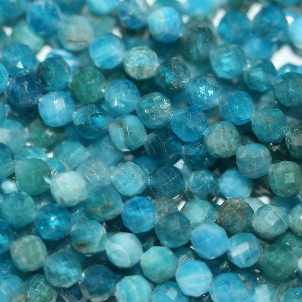 15" Brin de perles rondes à facettes en apatite bleu néon de 3 mm.