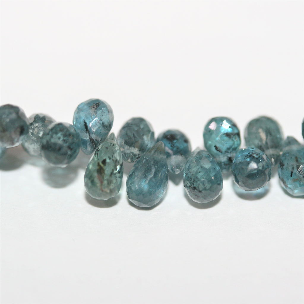 Perles en kyanite St de 8 pouces, à facettes graduées, 8 x 5 à 5 x 2,5 mm. Longueur approximative du fil : 20 cm.