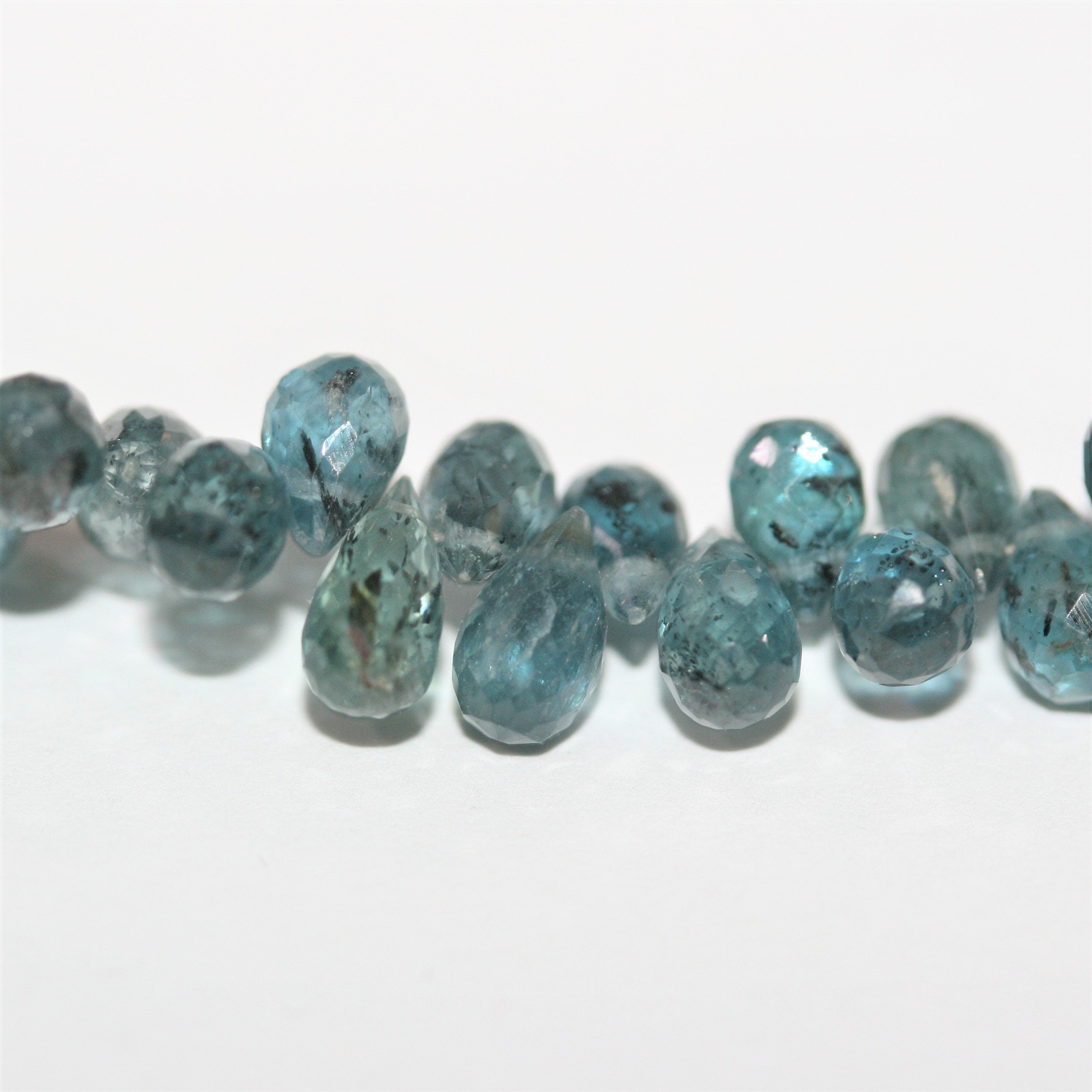Perles en kyanite St de 8 pouces, à facettes graduées, 8 x 5 à 5 x 2,5 mm. Longueur approximative du fil : 20 cm.