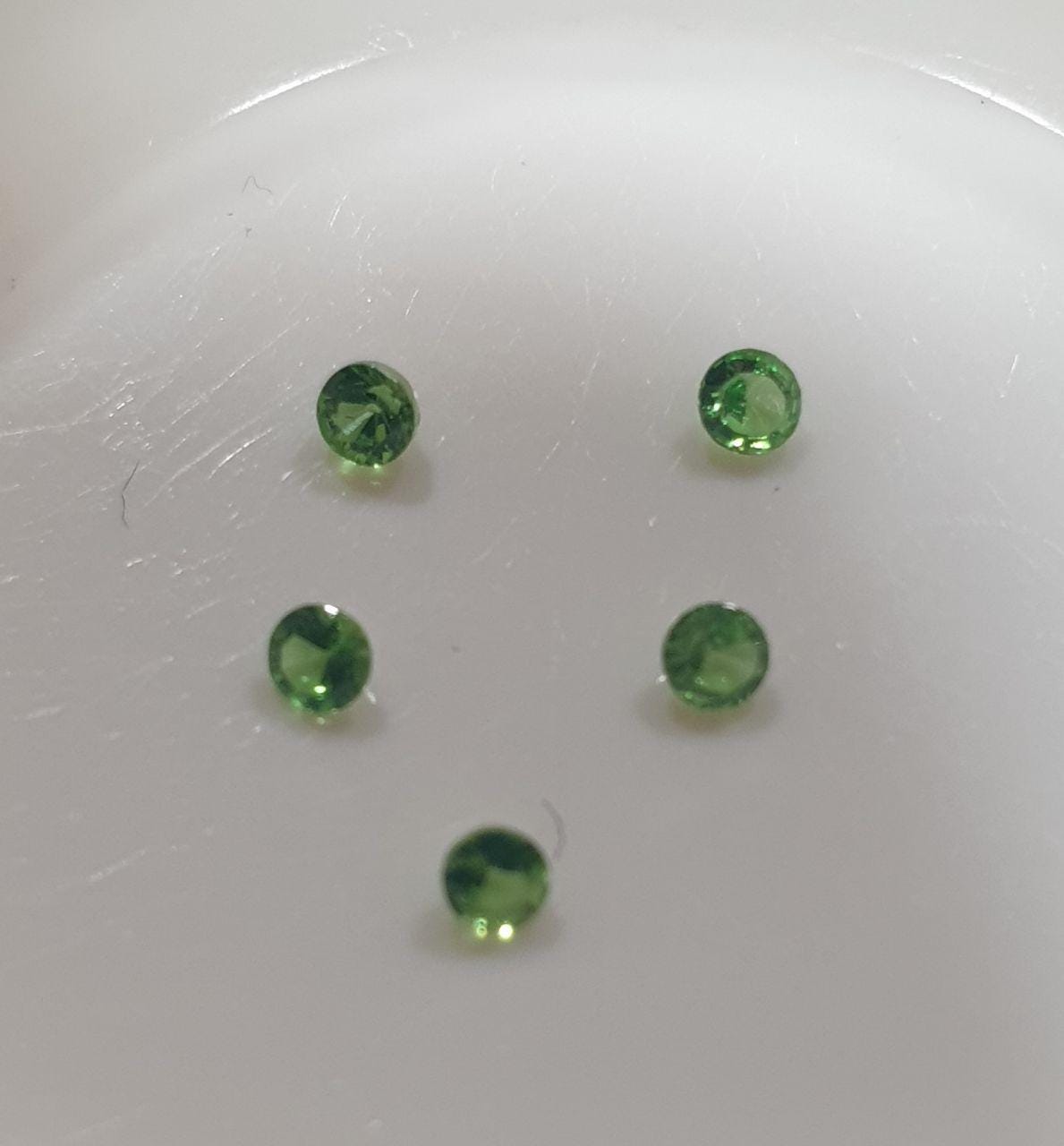 Lote de 5 piedras preciosas de granate tsavorita facetadas redondas de 2 mm. - Precio al por mayor.