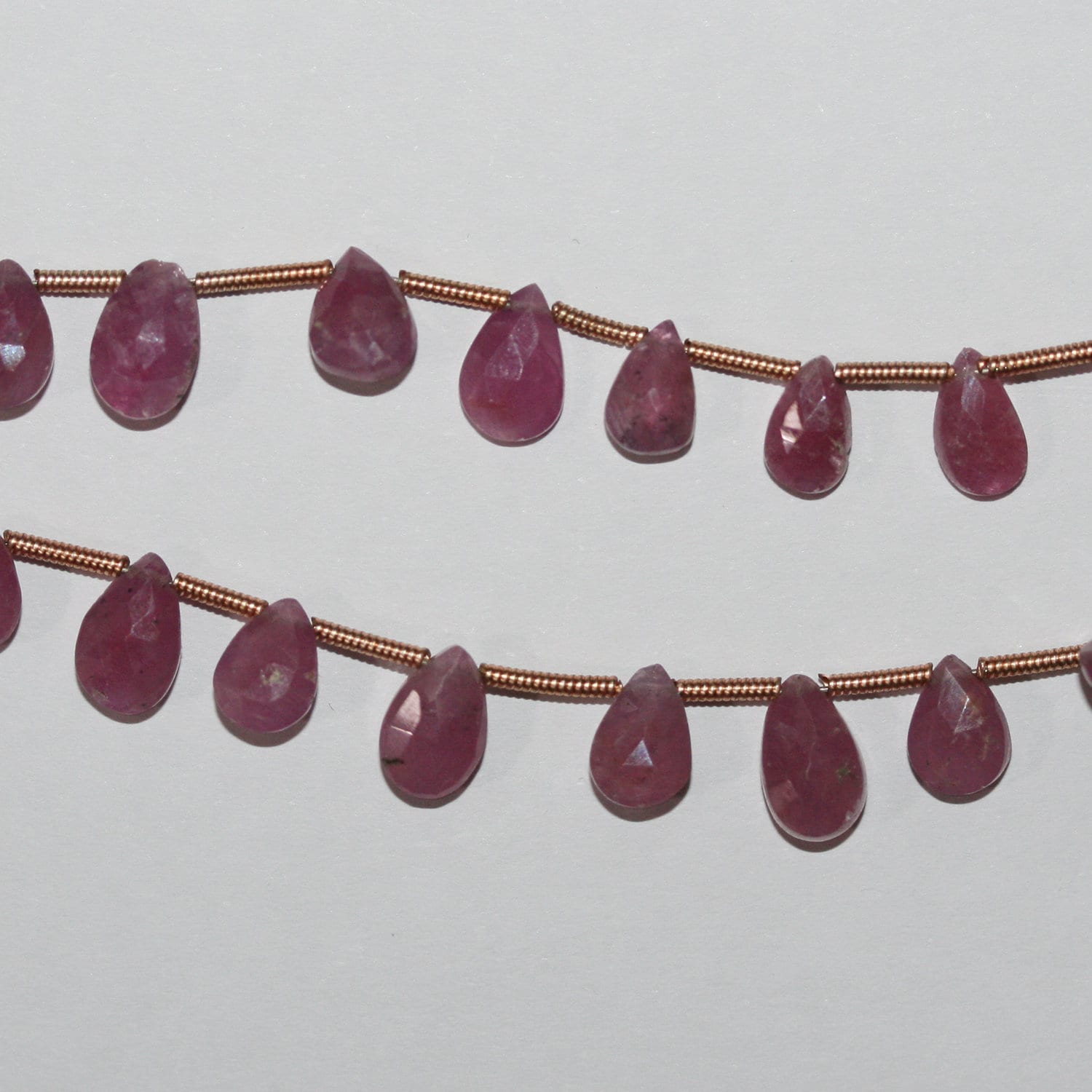Perles en forme de goutte facettées St Ruby 8" 7x5mm.-Rig 20cm.