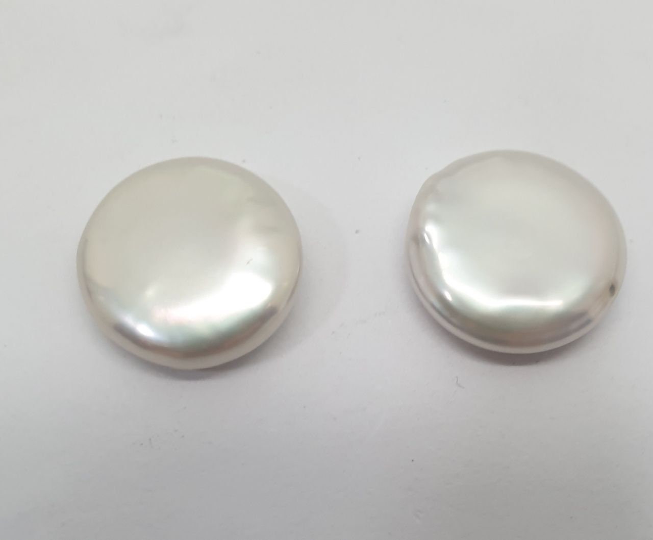 1 par de perlas de agua dulce semiperforadas de 13 mm con forma de moneda. Perla natural de alta calidad. Precio por par. Pendiente de perla semiperforado.