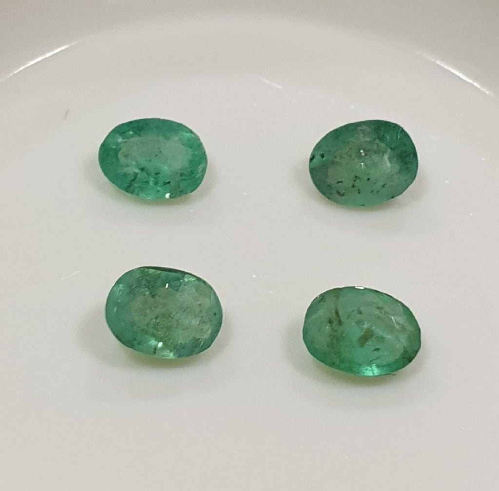 Lote de 4 esmeraldas ovaladas de 4 x 3 mm - Esmeraldas diminutas - Piedras preciosas naturales - Lote de esmeraldas africanas