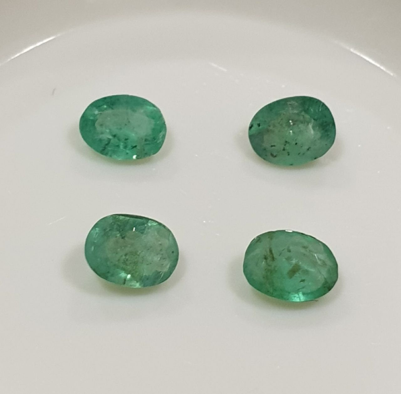 Lote de 4 esmeraldas ovaladas de 4 x 3 mm - Esmeraldas diminutas - Piedras preciosas naturales - Lote de esmeraldas africanas