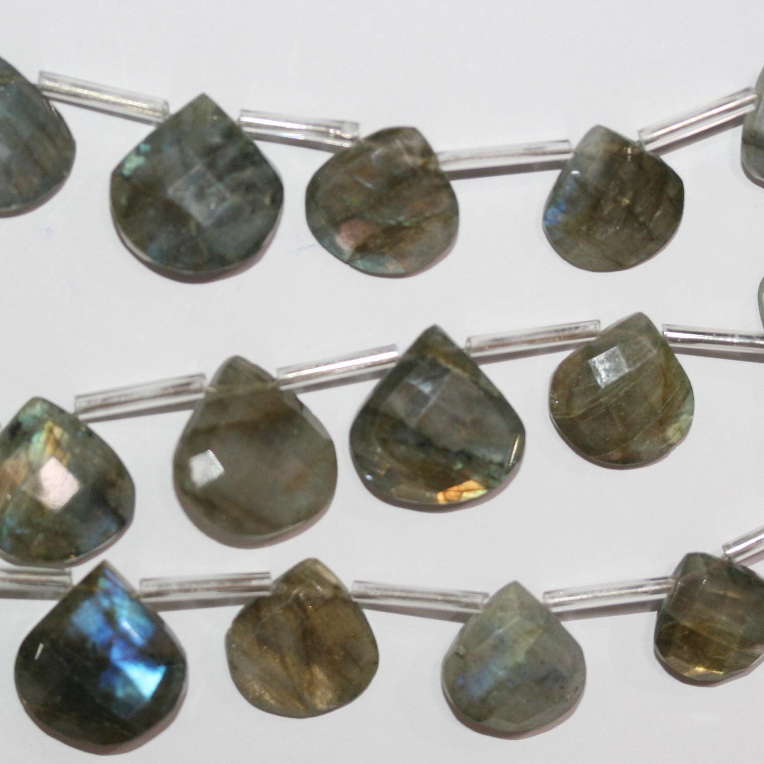 Perles en forme de goutte à facettes graduées en Labradorite de 8 pouces (13-18 mm). Longueur approximative du brin : 21 cm.