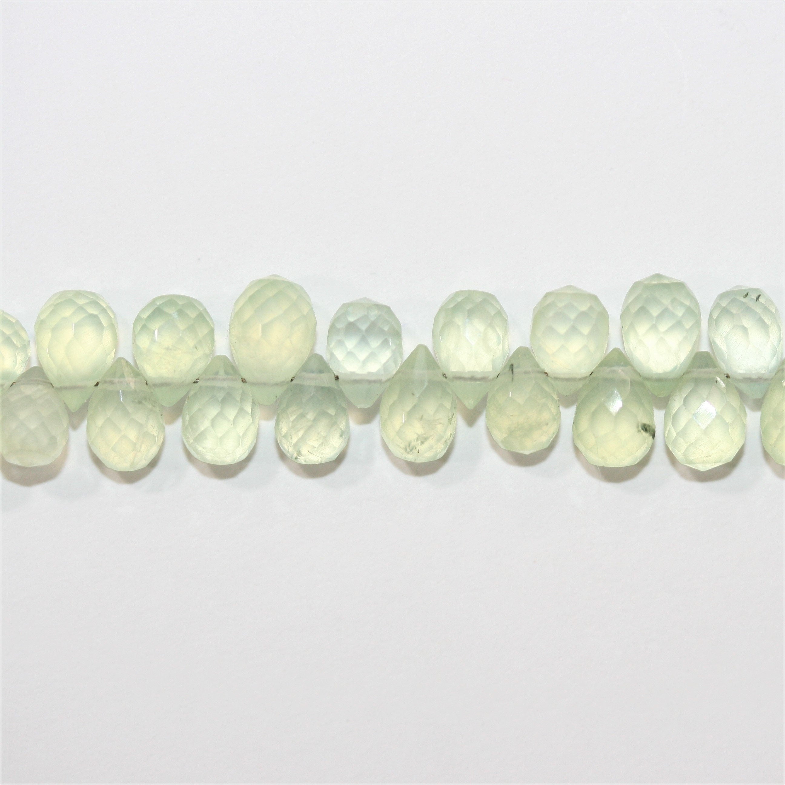 Perles en forme de goutte à facettes en préhnite de 8 pouces, 8 x 6 mm - Fil de 20 cm.