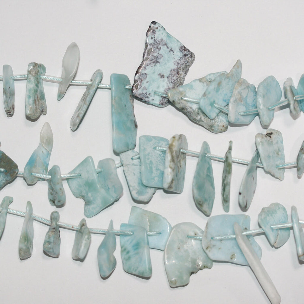 Perles de larimar St irrégulières, lisses et plates, à dégradé de 10 à 30 mm environ - Fil de 39 cm