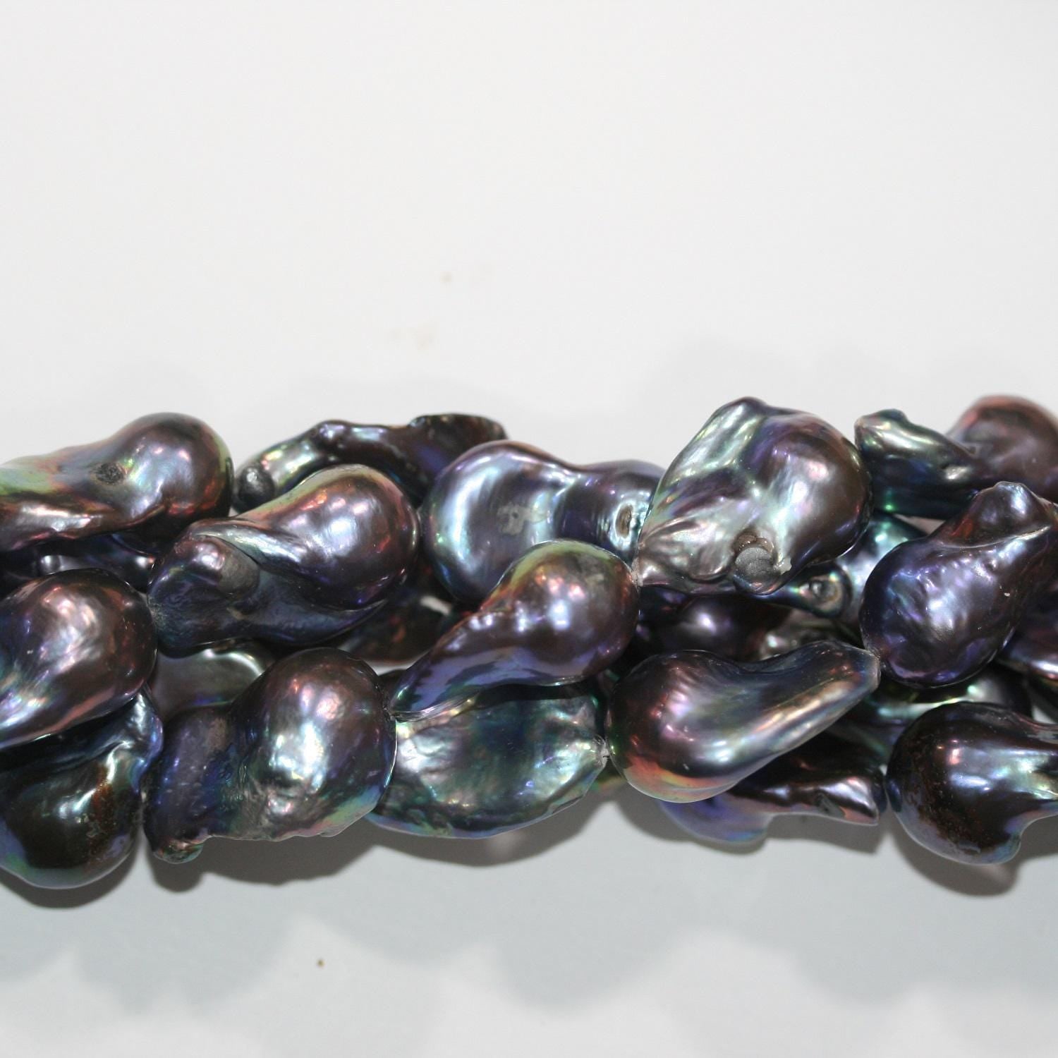 Perle baroque gris foncé d'eau douce, 16 pouces (40 cm), 25 x 12 mm. Longueur du fil : environ 40 cm. Réf. 14784. Perles naturelles à prix de gros.