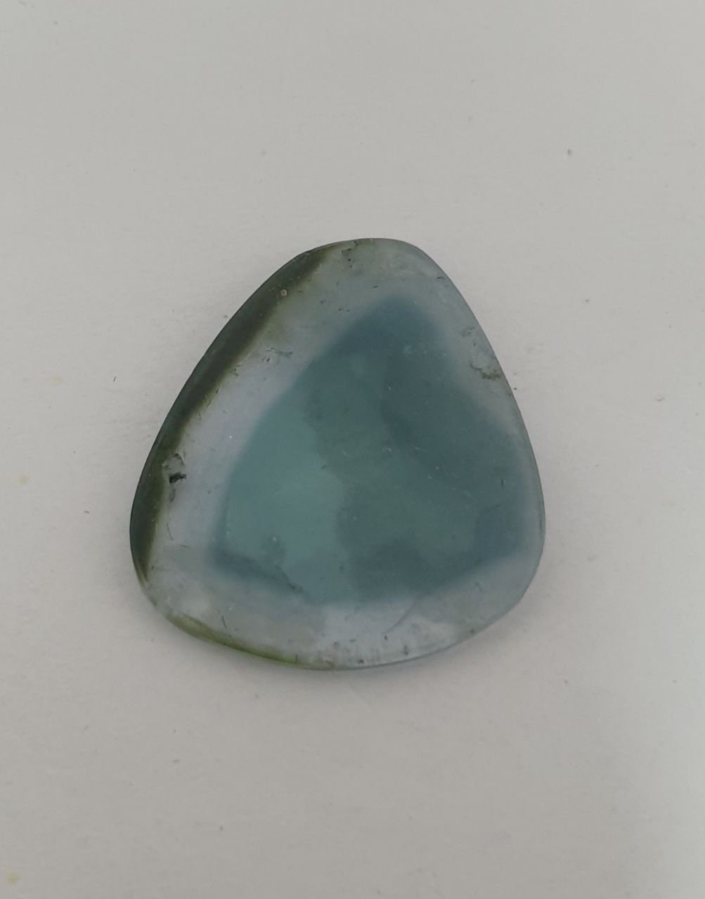 Tourmaline bleue en forme de tranche, cabochon plat 20 x 17,8 mm (6,4 ct). Provenance : Brésil.