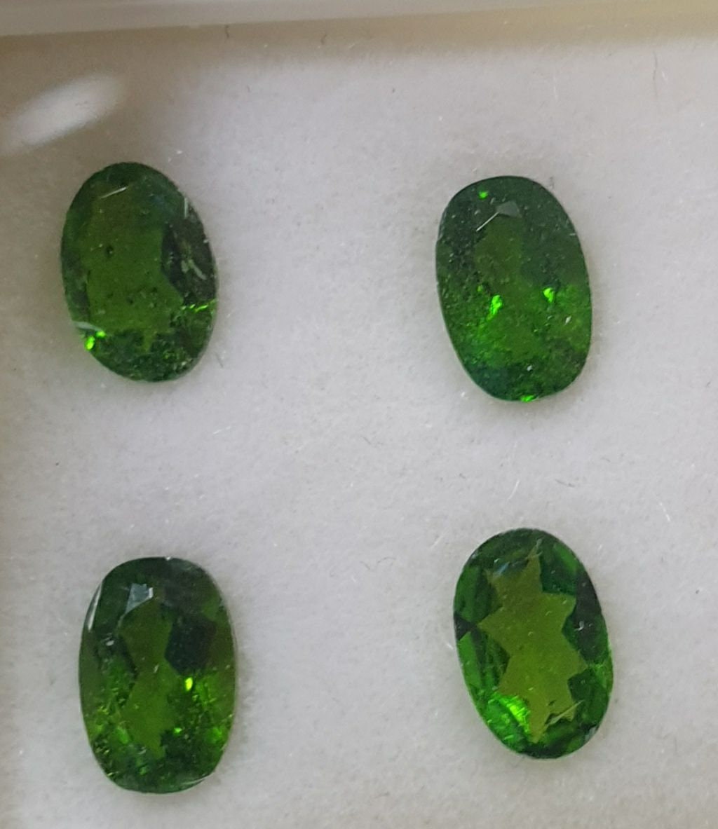 Lote de 4 piedras preciosas naturales de diópsido cromado facetado ovalado de 6 x 4 mm.