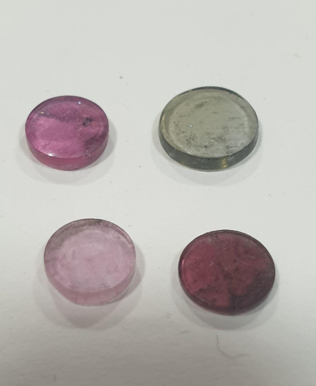 Lote de 4 cabujones redondos planos de turmalina de 6,5 a 8 mm. Gemas naturales sin tratar.