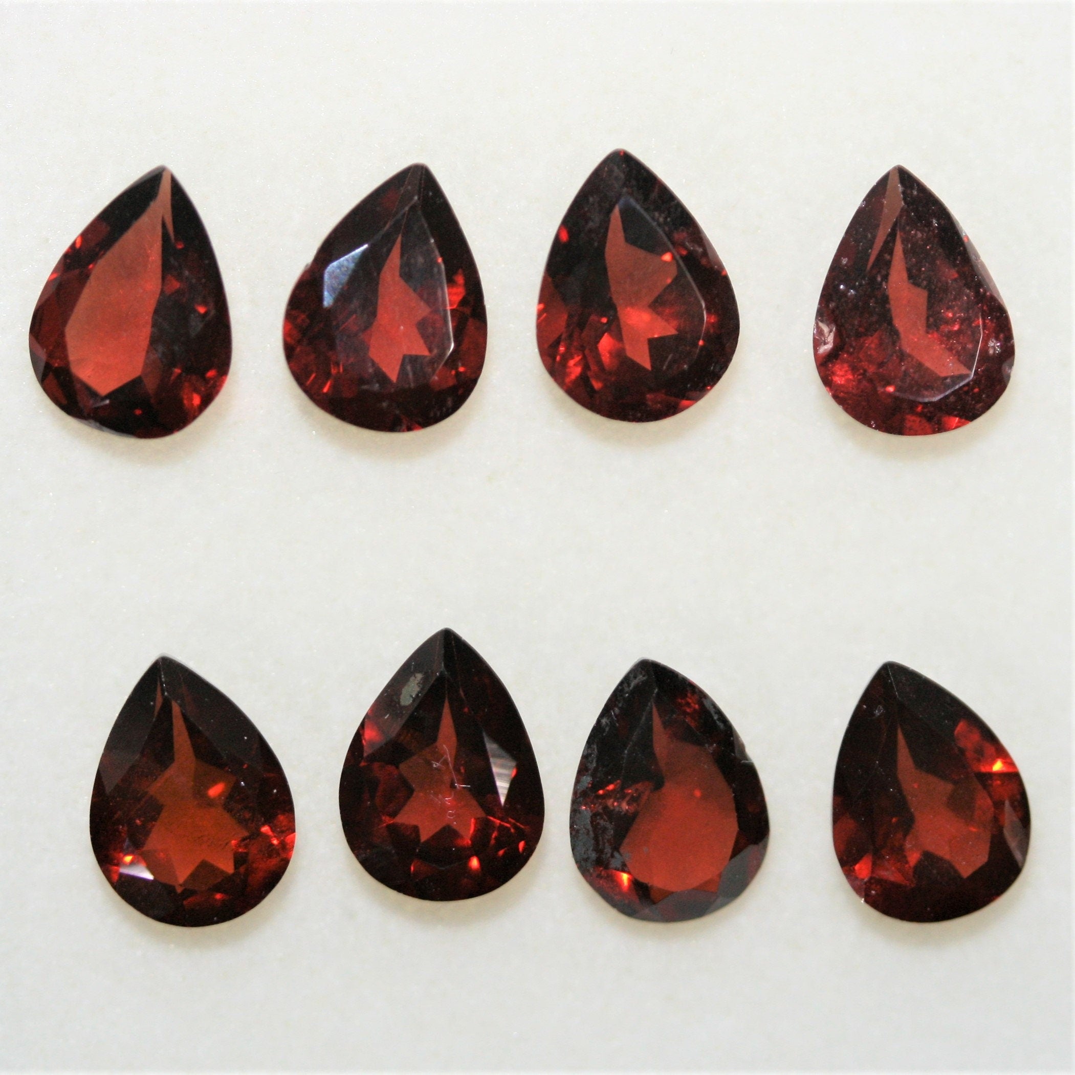 Lote de 8 piezas de granate facetado de 8 x 6 mm. (8 piezas)
