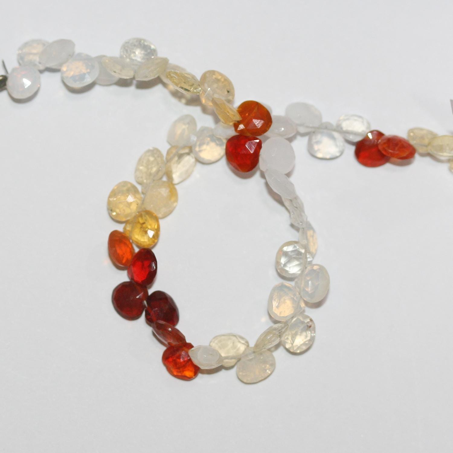 Perles en forme de goutte lisses en opale de feu St de 8 pouces (environ 6 mm). Longueur du brin : 20 cm environ.