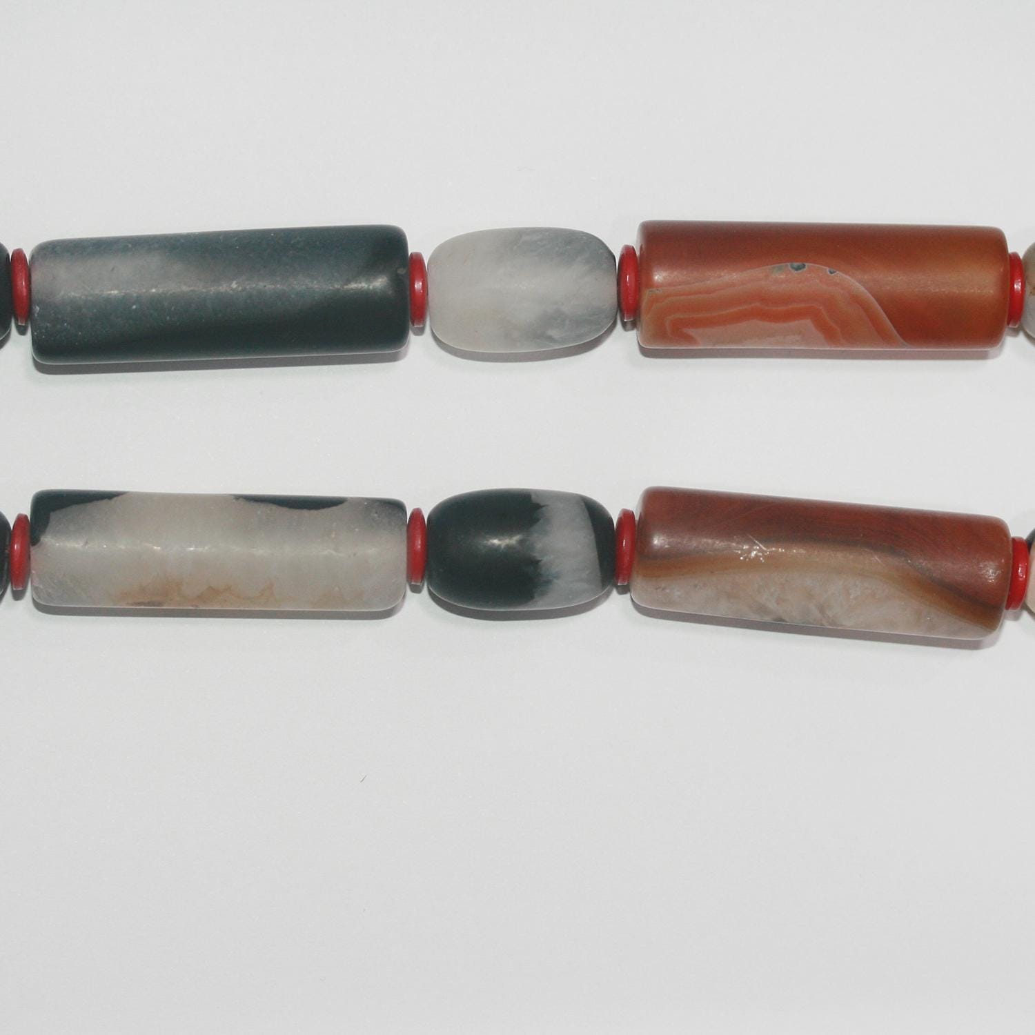 Collier de 40 cm (16 pouces) en agate lisse multicolore mate, composé de tubes de 40 x 13 mm en agate lisse, de perles cylindriques de 20 x 13 mm et d'un rang de 40 cm (16 pouces).