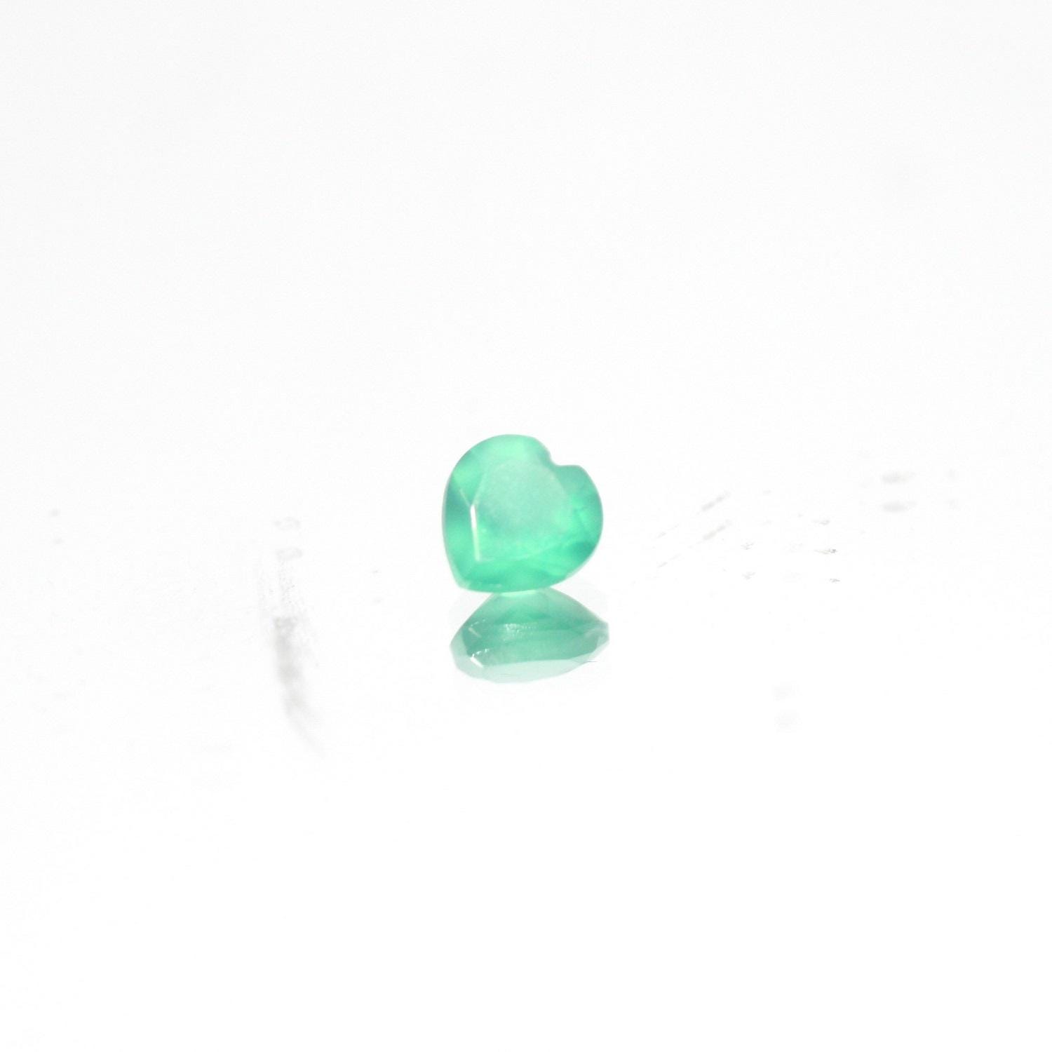 Lot de 20 pierres précieuses en onix vert facettées en forme de cœur, 5 mm. - Pierres précieuses de qualité supérieure, vente en gros.