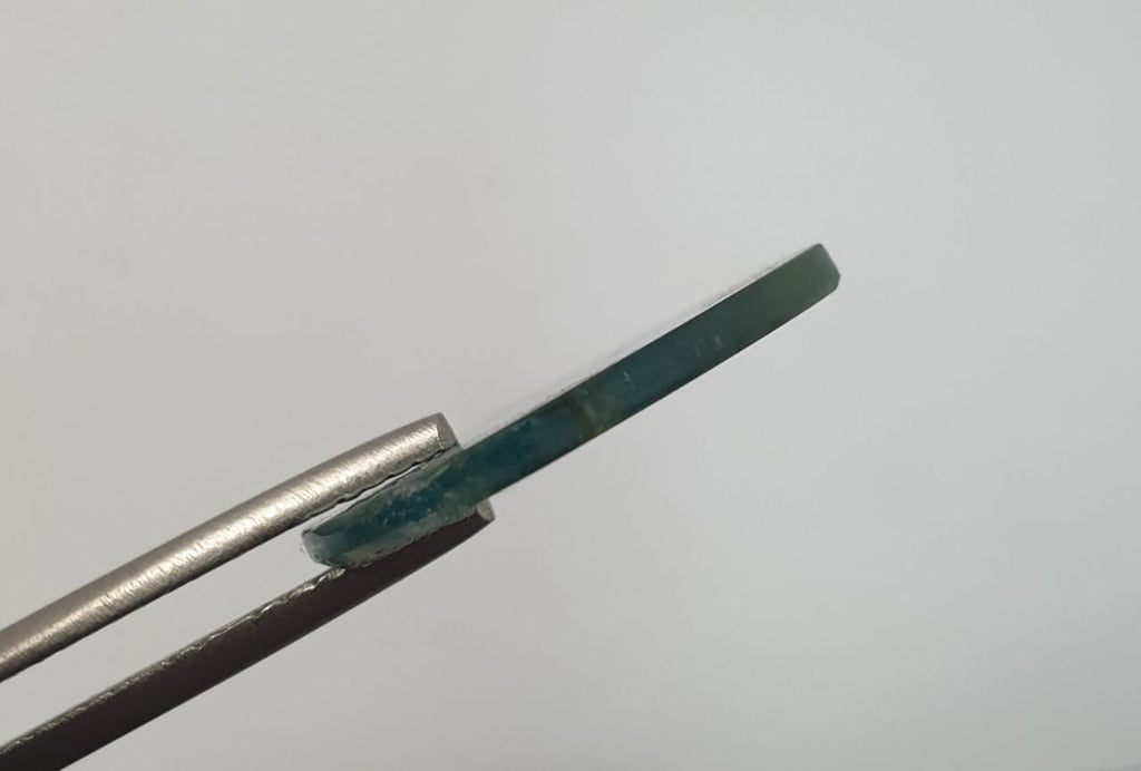 Tourmaline bleue en forme de tranche, cabochon plat 20 x 17,8 mm (6,4 ct). Provenance : Brésil.