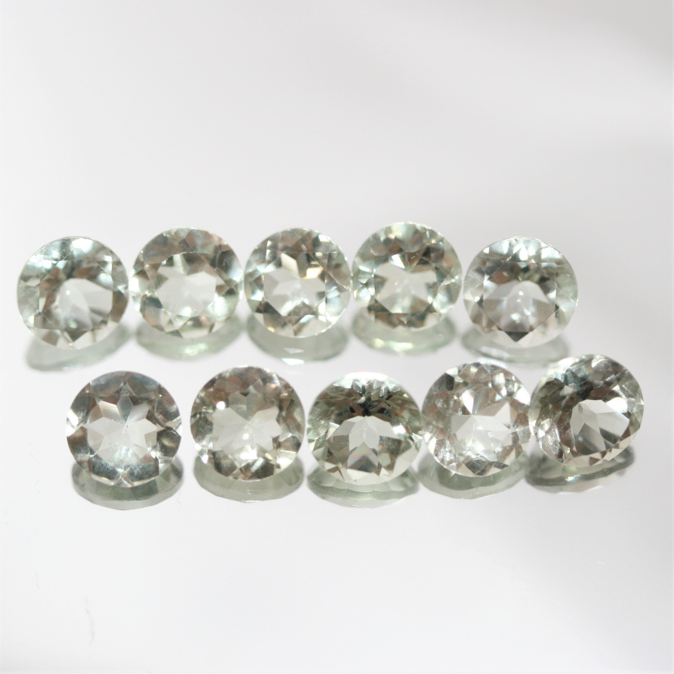 Lot de 10 pierres rondes à facettes de prasiolite de 7 mm.