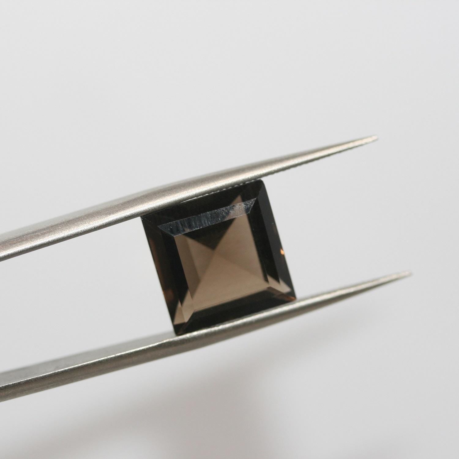 Lot de 2 pierres carrées à facettes en quartz fumé de 12 mm.