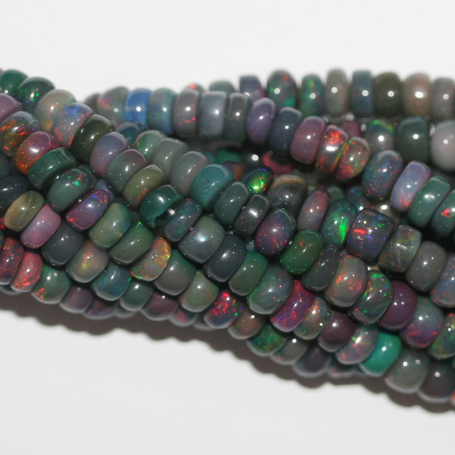 Perles rondelles lisses dégradées en opale noire d'Éthiopie, 40 cm (16 pouces), 3 x 2 à 5 x 3 mm. Fil de 40 cm (16 pouces).