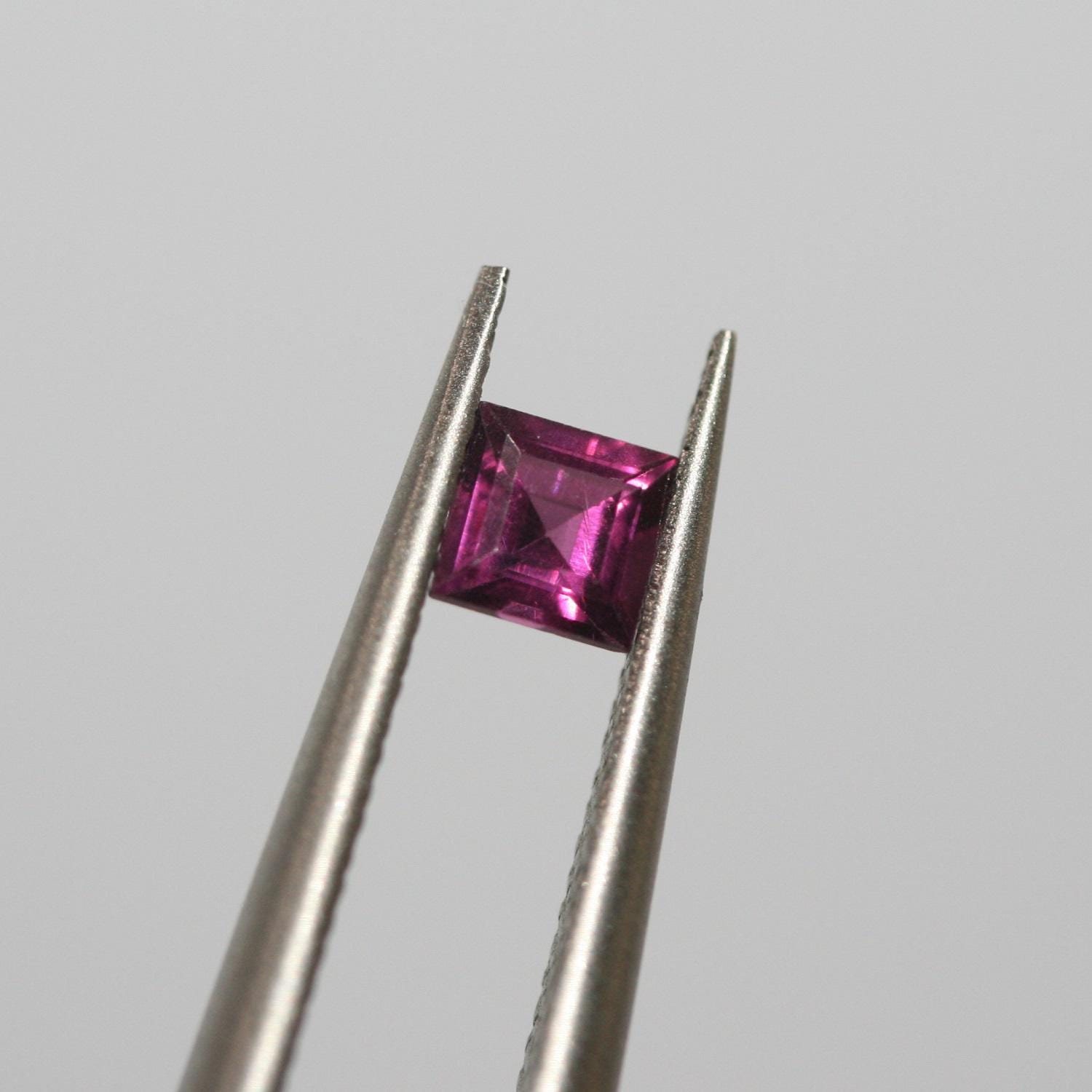 Lot de grenats rhodolites taillés en carré facetté de 3,5 mm (5 ct)