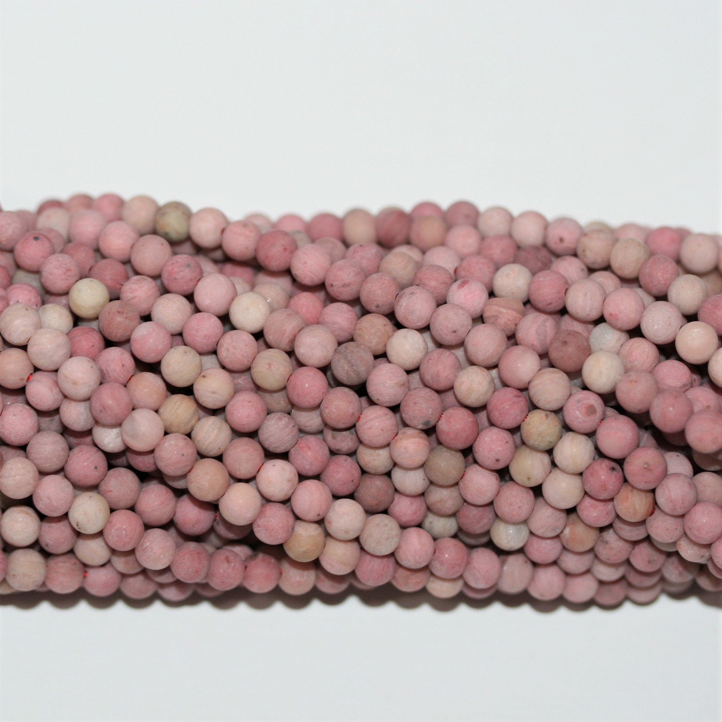 Perles rondes lisses en rhodonite, finition mate, 4 mm - Fil de 40 cm.