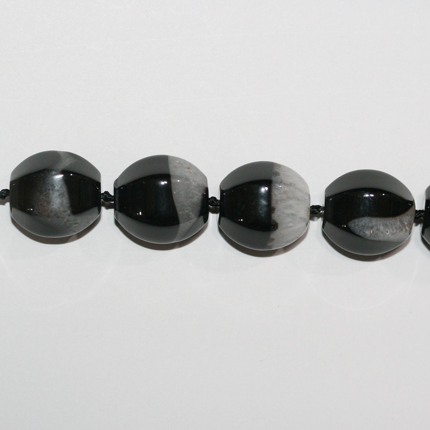 Cuentas de barril facetadas de ónix en bandas de 16" de 19 x 16 mm, hilo de 40 cm.