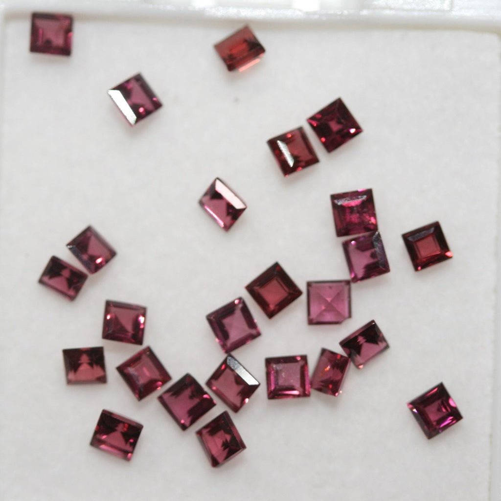 Lot de grenats rhodolites à facettes carrées de 3 mm (5 ct)