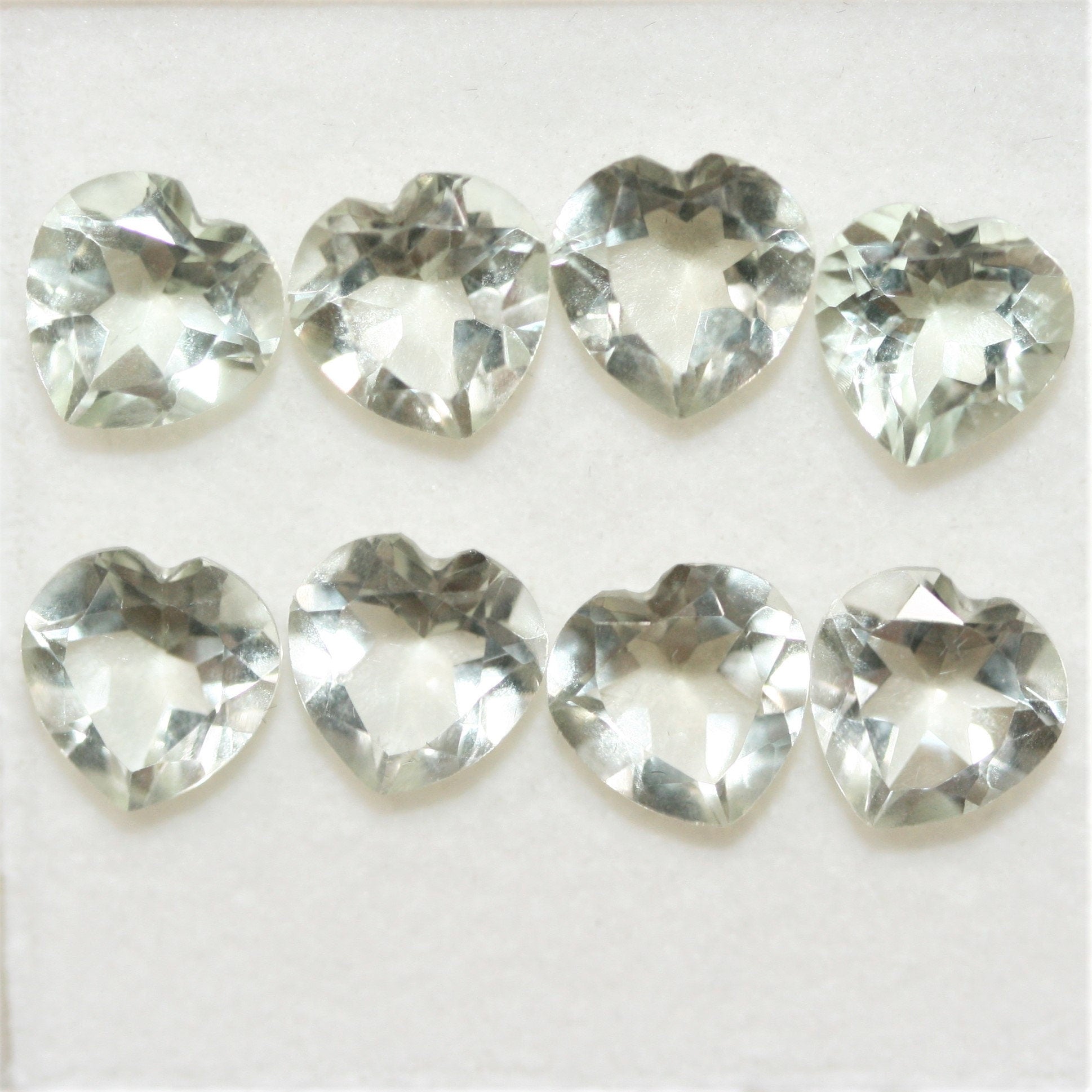 Lot de 8 cœurs à facettes en prasiolite de 8 mm.